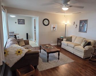Vintage on Lincoln - 3-bedroom 1 bath house in Russell,Ks. - Russell - Huiskamer