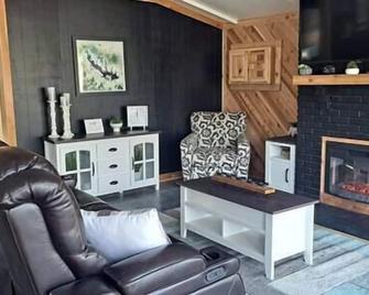 Fish Cabin at the Pines - Jefferson - Living room