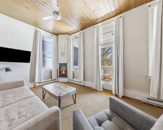 The Haus on Mirror Lake Suite 3 - Lake Placid - Living room