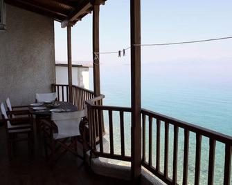 Traditional house by the sea - Derveni - Balcony