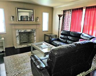 Spacious 4 bedroom house with bedrooms on the first floor. Travelers welcomed. - East Cleveland - Living room
