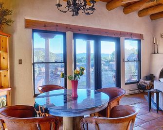 Viento del Rio - Abiquiu Casita W/Private Hot Tub - Abiquiu - Dining room