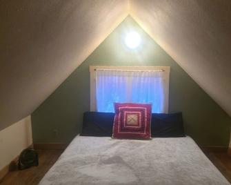 Rustic Cozy Mountain Cabin. Nostalgic with mountain views. 20 Min to Ski Resort - Eagle - Schlafzimmer