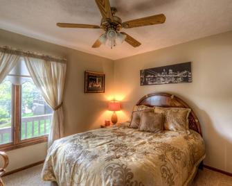 LOZ Family Fun Lakefront Vacation Home #1, 5000sf, 6 bdr, 4 bath, 1 is ADA - Camdenton - Bedroom