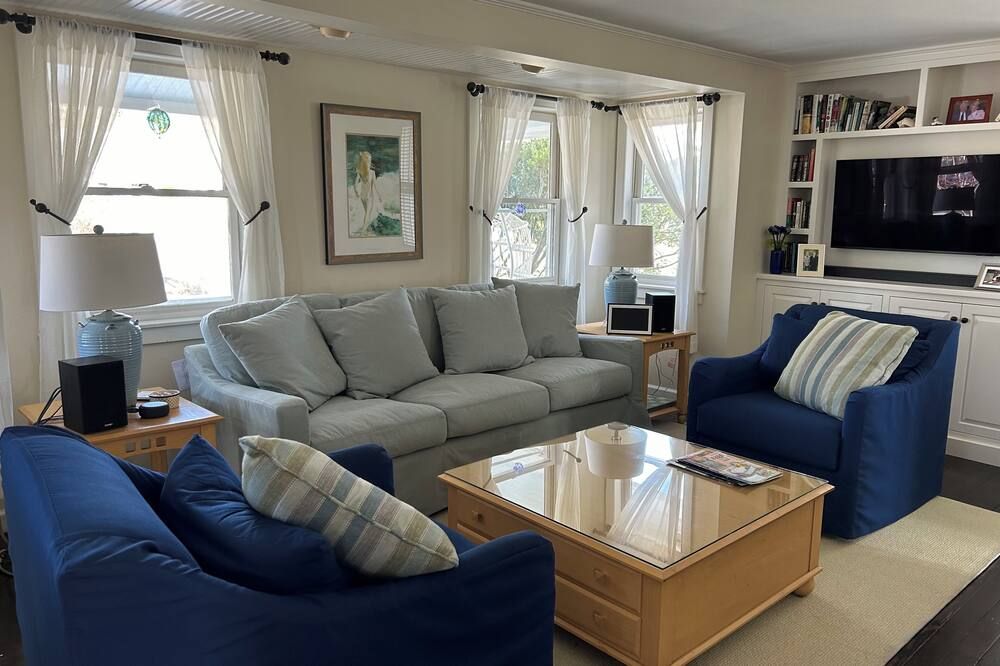 Newly-renovated beach house; steps to water; walk to town! - Madison - Obývací pokoj