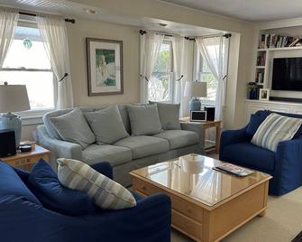 Newly-renovated beach house; steps to water; walk to town! - Madison - Living room
