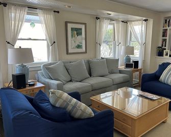 Newly-renovated beach house; steps to water; walk to town! - Madison - Obývací pokoj