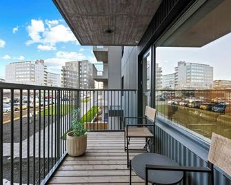 Unwind in Luxury Steps From Smáralind Mall - Reykjavik - Balcony