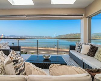 Phoenix Lodge and Waterside Accommodation - קניסנה - מרפסת