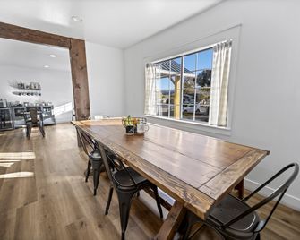 Happy Trails Bed And Breakfast - Tropic - Dining room