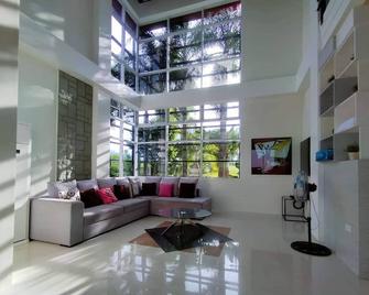 The Lighthouse is private and exclusive villa. 270 degress sea view. - Puerto Galera - Living room