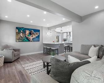 3 Bedroom Bougie Retreat On Trails - Colebrook - Sala de estar