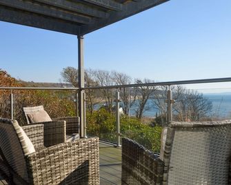 Cliff Top - Bubbling Springs - spectacular sea views. Sleeps 4 guests - Wemyss Bay - Balcony