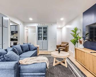 Your Airy King Suite Getaway - Sleeps 4 - Pool, Prkg - Austin - Olohuone