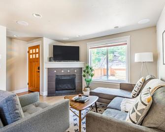 Stellar Interbay 3BR Townhome w/ Balcony, nr Restaurants, by Blueground - Seattle - Living room