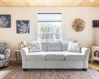 Serendipity- A Historical 1882 Beach Cottage, Built in 1882 Historical 2 bedroom home, Fireplace, An - Seaview - Sala de estar