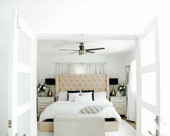 Springs Hideaway - Coral Springs - Bedroom