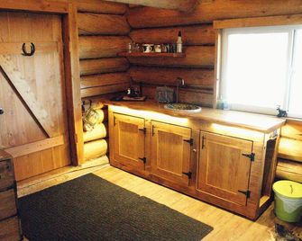 Beautiful, waterfront Log Cabin on very private, ranch. Relax Off-grid! - Lac la Hache - Cocina
