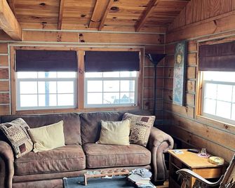 Cozy lake front cabin with WiFi, AC in awesome Angola - Angola - Sala de estar