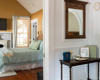 Charming stay centrally located to everywhere you need to be in Bryan/College Station - Bryan - Bedroom