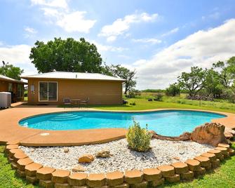 Country Cottage By the Pool - Abilene - Pool