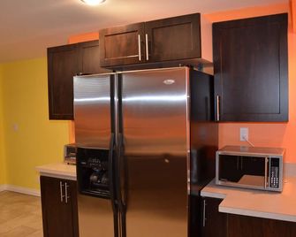 New! Bright and Spacious Walkout Private Suite - Lacombe - Kitchen