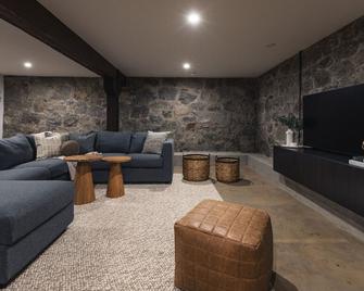 Lokis Loft And Cellar At The 1896 Buildi - Kaslo - Living room