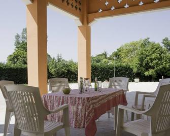 Villa With Pool, 12 Beds To Be Able To Spend The Magnificent Holidays - Codevigo - Patio