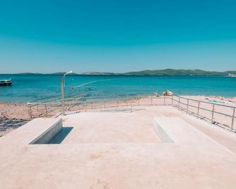 Apartment in Brodarica with sea view, balcony, air conditioning, WiFi (4731-5) - Brodarica - Strand