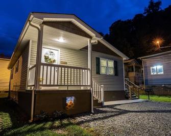 Cottage 304, 2 Bed w/ Fire Pit, near trails! - Logan - Будівля
