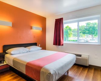 موتل 6 أرلينجتن هايتس، إلينوي - شيكاجو نورث سنترال - ارلينغتون هايتس - غرفة نوم