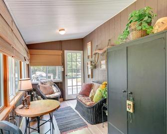 Cozy Pennsylvania Abode With Porch, Grill And Fire Pit - Meyersdale - Sala de estar