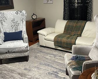Cozy 2-bedroom house in centrally located Auburn with air conditioning/heating - Auburn - Sala de estar