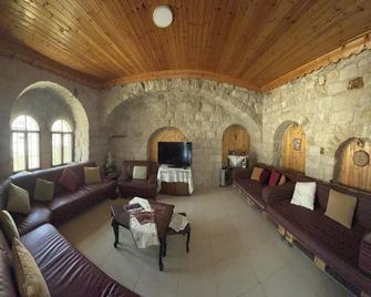 Charming 2-bedroom apartment in beautiful Karak with WiFi - Karak - Living room