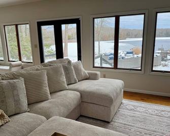 LuxuryLake House Getaway in charming Jersey Shore Countryside - Bridgeton - Living room