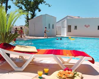 Beautiful apartment in villa for 6 people with pool, WIFI, TV, terrace, pets allowed and parking - Tourrettes - Piscine