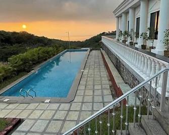 Blue Breeze Apartment Dapoli - Dāpoli - Pool