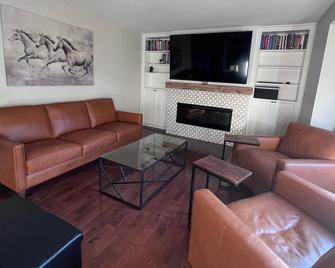 Beautiful Home With Pool Near Trent University - Peterborough - Living room
