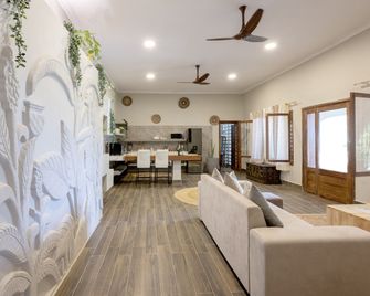 Rori Private Luxury Villas - Bwejuu - Living room