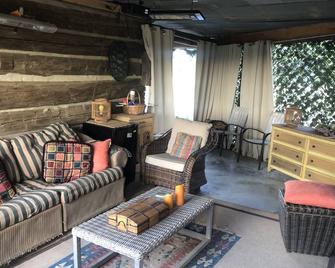 Sunset Log Cabin - Clarksdale - Sala de estar