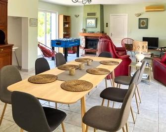 Beautiful Home In Prades-Sur-Vernazobre - Causses-et-Veyran - Comedor