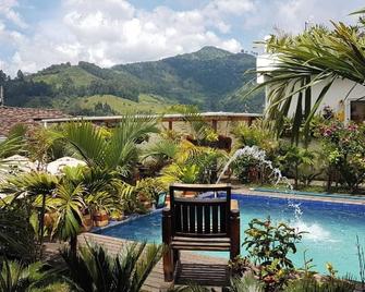 Hostal Hilltop Salento - סאלנטו - בריכה