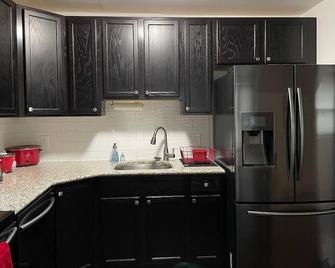 Fantastic updated apartment with parking - Erdenheim - Kitchen