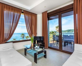 Belohorizonte Fine Accommodation - Skala Fourkas - Living room