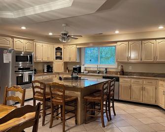 Escape to the Lake: Spacious Lakefront House-Relax-Rejuvenate - Soddy Daisy - Kitchen
