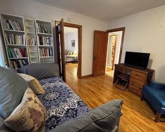 Writer’s Bungalow: Russell 2-bedroom house with AC and Hardwood Floors - Russell - Living room