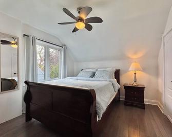 Cozy Weston Village Escape w/ 2 Parking - Backyard Access - Convenient Location! - Toronto - Bedroom