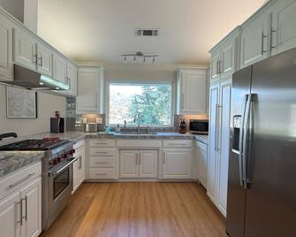 Cozy countryside home on 5 private acres - 30 min. to Sequoia Park entrance - Exeter - Cocina