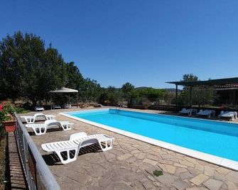 Il Corbezzolo apartment in farmhouse in the countryside with swimming pool - Ravi - Басейн