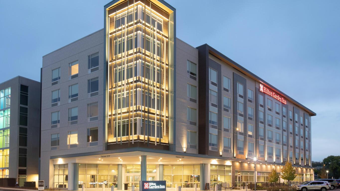 Hilton Garden Inn Omaha Aksarben Village